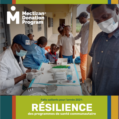 Couverture de la publication des faits saillants annuels du Programme de Donation du Mectizan, montrant une clinique de dépistage de la santé en plein air au Nigéria. Les agents de santé portent des masques. Le texte se lit Faits saillants de l’année 2021 du PDM. Résilience des programmes de santé communautaire
